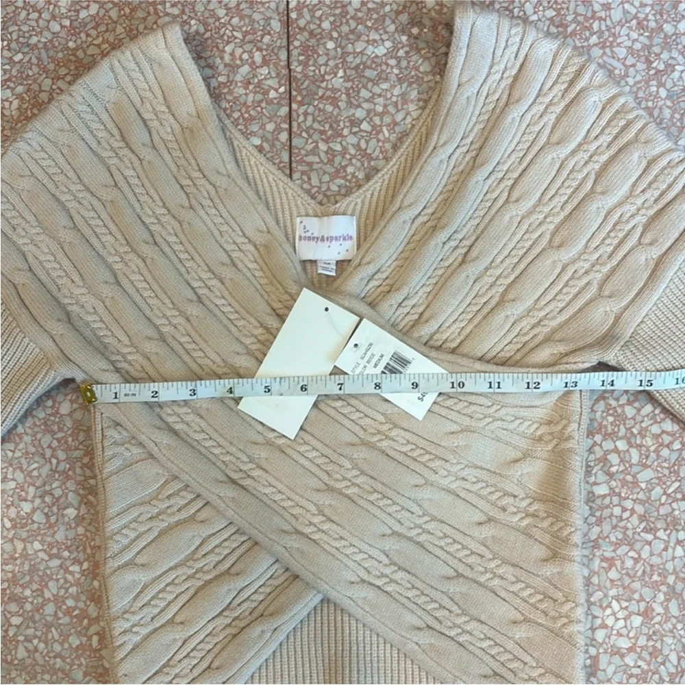 V Neck Crossover Cropped Long Sleeve Sweater Dillard’s Brand 
Size Medium - Picture 5 of 7